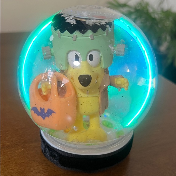Monster Lucky Booey Snow Globe - Picture 10 of 14